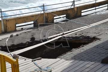 Socavón peligroso en el extremo sur de la avenida marítima de Salinetas (Foto TA)